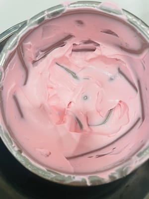 Status pengocok krim topping kue: perlu dikocok hingga kekerasan sedang, dengan garis krim bening, dan kait tajam pendek dan lurus saat pengocok telur diangkat. Teksturnya halus dan berkilau serta tidak mengalir. Tidak mudah menetes setelah disendok dengan spatula. Biasanya dikocok hingga 80% hingga 90% matang. Hindari memasak terlalu lama. Lihat keadaan putihnya.
Status pengocok krim dekorasi kue: perlu dikocok hingga kekerasan sedang, dengan garis krim bening dan padat, dan kait tajam pendek dan tegak saat pengocok telur diangkat. Teksturnya padat, dan tepi pola yang diremas bening dan tidak mudah hancur. Biasanya dikocok hingga 90% hingga 100% matang, cocok untuk membuat berbagai bentuk tiga dimensi. Lihat keadaan merah muda.