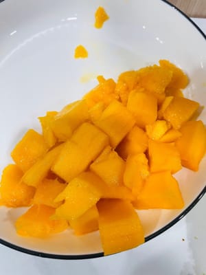 Pengolahan buah: Cuci dan potong buah-buahan untuk isian terlebih dahulu (seperti mangga, stroberi, dll., pilih sesuai selera Anda), tiriskan air untuk mencegah krim meleleh nantinya.