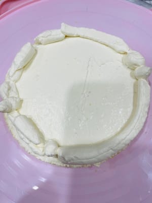 Tomar la base del bizcocho, extender uniformemente una capa de crema batida, colocar las frutas preparadas y cubrir con un poco de crema para fijarlas inicialmente.
~ Usar una espátula para alisar los bordes de la primera capa de crema y frutas y así cubrir la siguiente capa de rebanadas de bizcocho (si se tiene experiencia, este paso también se puede incorporar a los pasos posteriores).