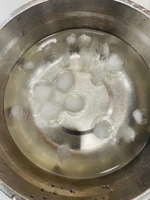 Prepare un baño de agua helada: Tome una olla grande, ponga muchos cubitos de hielo y agua helada; luego tome un recipiente limpio sin agua ni aceite, vierta la crema animal (se recomienda la crema animal, tiene un sabor ligero, debe refrigerarse durante más de 12 horas antes de batir y es más fácil de batir en un entorno de 15-20 ℃).