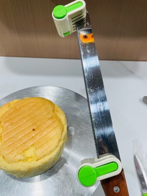 Rebanado: Cuando el pastel esté completamente frío, puedes usar herramientas para cortarlo en tres trozos después de desmoldarlo. Luego, extiende la crema y añade el relleno para convertirlo en un hermoso pastel de cumpleaños.