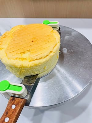 Rebanado: Cuando el pastel esté completamente frío, puedes usar herramientas para cortarlo en tres trozos después de desmoldarlo. Luego, extiende la crema y añade el relleno para convertirlo en un hermoso pastel de cumpleaños.