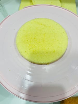 Tomar la base del bizcocho, extender uniformemente una capa de crema batida, colocar las frutas preparadas y cubrir con un poco de crema para fijarlas inicialmente.
~ Usar una espátula para alisar los bordes de la primera capa de crema y frutas y así cubrir la siguiente capa de rebanadas de bizcocho (si se tiene experiencia, este paso también se puede incorporar a los pasos posteriores).