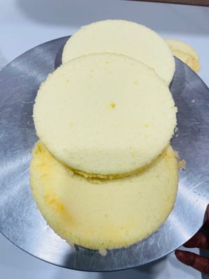 Mengiris: Saat kue sudah benar-benar dingin, Anda dapat menggunakan alat untuk memotongnya menjadi tiga bagian setelah mengeluarkannya dari cetakan. Kemudian olesi krim dan tambahkan isian untuk mengubahnya menjadi kue ulang tahun yang cantik!