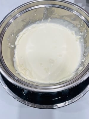 Campur mentega dan gula pasir dengan perbandingan 10:1 (jika ingin menambah cita rasa, bisa ditambahkan sedikit krim keju (kocok harus sampai lembut dan tidak ada partikel, kalau tidak krim keju akan mudah menggumpal. Setelah tercampur rata, tambahkan mentega sedikit demi sedikit dan terus kocok sampai keduanya tercampur rata. Dengan cara ini, tekstur yang dihasilkan akan lembut, dan hasilnya akan lebih baik, baik untuk pelapis maupun hiasan), tuang gula ke dalam mentega.