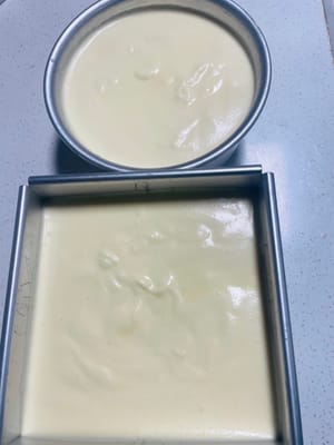 Tuang adonan ke dalam cetakan, jatuhkan dari ketinggian sekitar 20 cm beberapa kali untuk mengocok agar gelembung dalam adonan hilang, yang akan membuat tekstur kue lebih lembut.