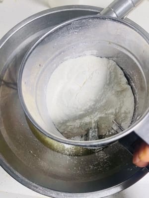 Ayak tepung: Ayak tepung rendah gluten ke dalam baskom berisi cairan. Ayakan dapat menghentikan gumpalan tepung, sehingga adonan selanjutnya menjadi lebih lembut.
