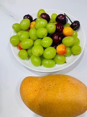 Procesamiento de la fruta: Lave y corte las frutas para el relleno con anticipación (como mango, fresa, etc., elija según su preferencia), escurra el agua para evitar que la crema se derrita más tarde.