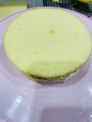 Letakkan lapisan kedua kue secara merata dan tekan perlahan agar pas dengan lapisan krim bawah.