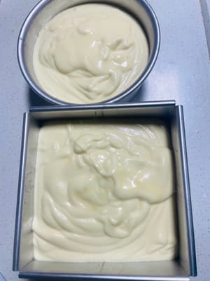 Vierta la masa en el molde, déjelo caer desde una altura de unos 20 cm unas cuantas veces para sacudir las burbujas en la masa, lo que hará que la textura del pastel sea más delicada.