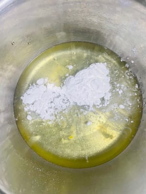 Tambahkan tepung maizena dan air jeruk lemon ke dalam mangkuk berisi putih telur dan aduk perlahan sehingga saat Anda menggunakan pengocok telur nanti, tepung tidak akan berhamburan ke mana-mana.