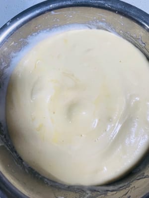 Tomar un tercio del merengue y añadirlo a la masa de yemas. Mezclar cortando y mezclando. No remover con demasiada fuerza, ya que las claras se desinflarán y el pastel no subirá.