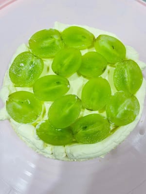 Tomar la base del bizcocho, extender uniformemente una capa de crema batida, colocar las frutas preparadas y cubrir con un poco de crema para fijarlas inicialmente.
~ Usar una espátula para alisar los bordes de la primera capa de crema y frutas y así cubrir la siguiente capa de rebanadas de bizcocho (si se tiene experiencia, este paso también se puede incorporar a los pasos posteriores).