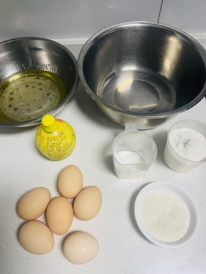 Siapkan bahan-bahan seperti tepung rendah gluten, tepung maizena, telur, minyak jagung, gula putih, air, dan jus lemon sesuai resep, lalu ambil dua baskom besar yang bersih, dan Anda bisa mulai!