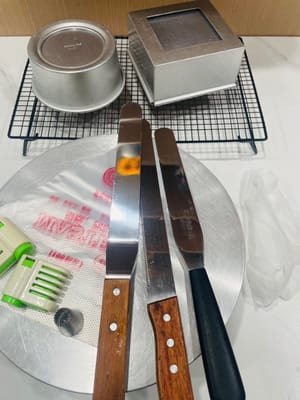Rebanado: Cuando el pastel esté completamente frío, puedes usar herramientas para cortarlo en tres trozos después de desmoldarlo. Luego, extiende la crema y añade el relleno para convertirlo en un hermoso pastel de cumpleaños.