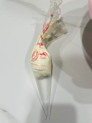 Decoración avanzada
~Coloca la manga pastelera: Introduce la boquilla en la manga pastelera con antelación (olvidé tomar una foto de este paso) y corta la boca para que se ajuste a la forma de la flor (por ejemplo, una boca pequeña para una boca redonda, una boca un poco más grande y adecuada para una boca en forma de estrella).