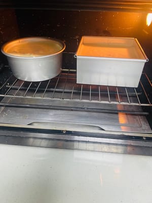 Panaskan oven terlebih dahulu dan atur suhu sesuai resep, seperti 150-160℃, lalu panggang selama 40-50 menit. Jangan sering membuka pintu oven saat memanggang, karena panas akan hilang dan kue akan mengempis!
Uji kematangan: Tusukkan sumpit ke bagian tengah kue. Jika tidak ada permukaan lengket pada sumpit setelah dicabut, berarti kue sudah matang. Jika tidak, panggang lagi selama beberapa menit.