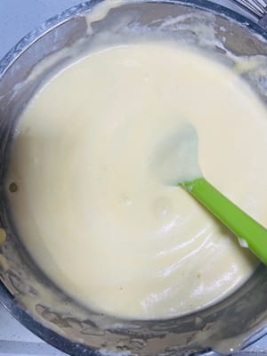 Tomar un tercio del merengue y añadirlo a la masa de yemas. Mezclar cortando y mezclando. No remover con demasiada fuerza, ya que las claras se desinflarán y el pastel no subirá.