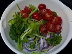 Tepat sebelum disajikan, potong tomat ceri menjadi irisan, bawang merah menjadi potongan memanjang, dan seledri menjadi beberapa bagian. Campurkan bahan-bahan ini dengan ceker ayam yang telah dimarinasi dalam saus asam pedas, lalu sajikan di piring. Hiasi dengan daun ketumbar.