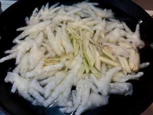 Angkat ceker ayam dari air dan masukkan ke dalam es untuk mendinginkan, lalu tiriskan dan sisihkan.