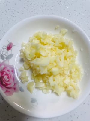 蒜頭剁成蒜蓉。薑切成絲備用