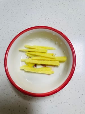 蒜頭剁成蒜蓉。薑切成絲備用