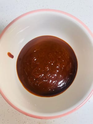 搗鼓南乳醬:
南乳塊壓成泥狀,和南乳汁、料酒、白糖、生抽、蠔油、白胡椒粉等倒進去,攪成濃稠的醬汁。