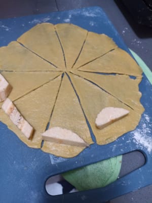 Déposez les bananes sur la pâte préalablement coupée en morceaux.