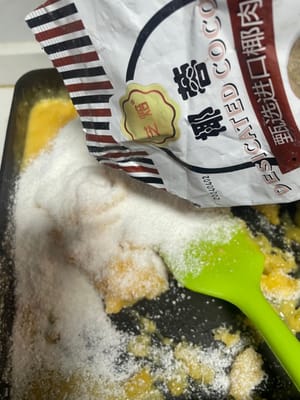 黄油放进不粘锅融化,把刚才的面糊倒进去,开小火慢慢炒,用硅胶铲边炒边压碎面疙瘩。
炒到面糊变成流动的糊状,最后加入椰蓉翻拌均匀,这个馅湿润又香,一点都不干。