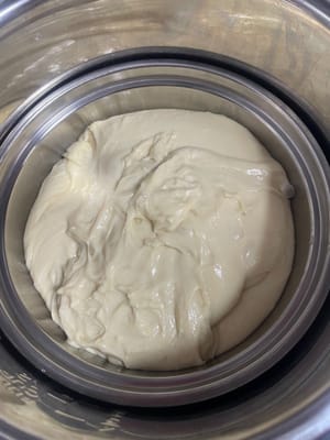 揉好的面团放进盆里,盖好保鲜膜,放在30°C左右的温暖地方发酵到两倍大。