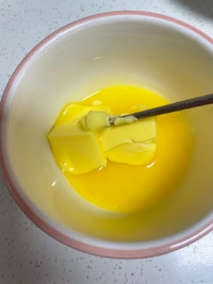 黄油放室温软化,用筷子能轻松戳透就行,别像我那样化得太稀成液体了。