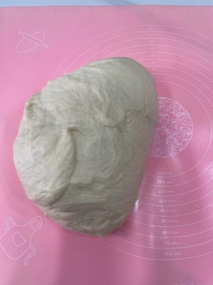 发酵好的面团移到案板上,揉圆排气,然后按自己的需求分成不同大小的剂子,我是分了以下三种规格:
50g做小餐包、 80g做长条卷包、240g做辫子包
 分好的面团揉圆,盖保鲜膜松弛15分钟。