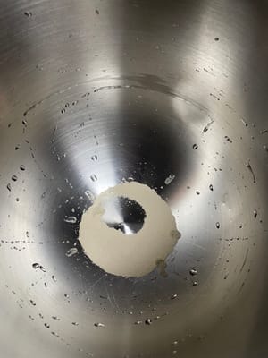 把高筋面粉、酵母、盐、白糖倒进厨师机搅拌盆,再加入椰浆、纯牛奶(天气热用冰牛奶)、淡奶油、鸡蛋液加入和面桶。