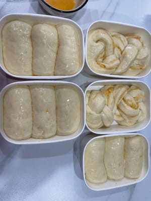 把整形好的面包生胚放进烤箱,旁边放一碗热水,35°C左右发酵到1.5倍大(9分满模)。拿出来刷一层全蛋液。