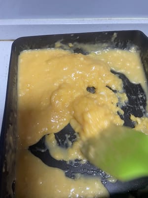 黄油放进不粘锅融化,把刚才的面糊倒进去,开小火慢慢炒,用硅胶铲边炒边压碎面疙瘩。
炒到面糊变成流动的糊状,最后加入椰蓉翻拌均匀,这个馅湿润又香,一点都不干。