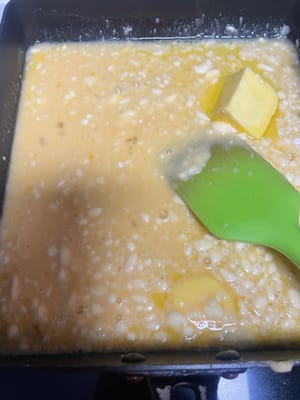 黄油放进不粘锅融化,把刚才的面糊倒进去,开小火慢慢炒,用硅胶铲边炒边压碎面疙瘩。
炒到面糊变成流动的糊状,最后加入椰蓉翻拌均匀,这个馅湿润又香,一点都不干。