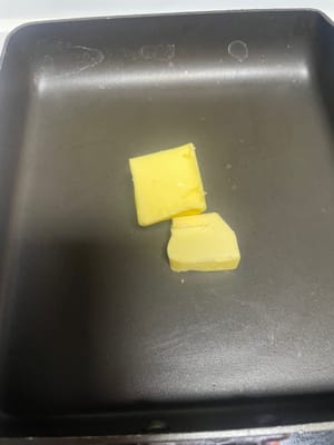 黄油放进不粘锅融化,把刚才的面糊倒进去,开小火慢慢炒,用硅胶铲边炒边压碎面疙瘩。
炒到面糊变成流动的糊状,最后加入椰蓉翻拌均匀,这个馅湿润又香,一点都不干。