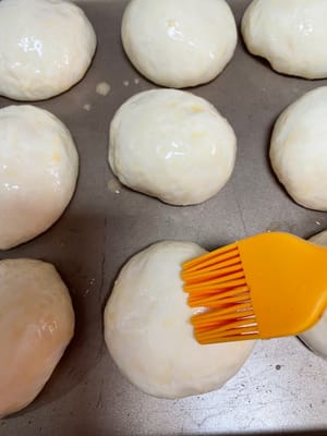 把整形好的面包生胚放进烤箱,旁边放一碗热水,35°C左右发酵到1.5倍大(9分满模)。拿出来刷一层全蛋液。