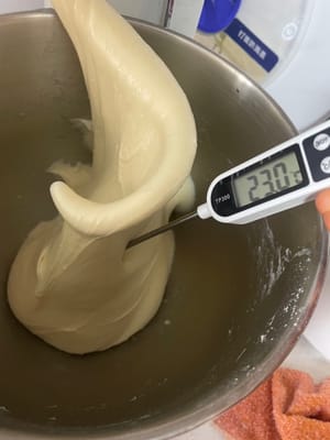 加入软化好的黄油,先低速揉2分钟让黄油完全吃进去,再转高速8分钟左右揉到能拉出薄薄的手套膜,边缘光滑无锯齿就行。