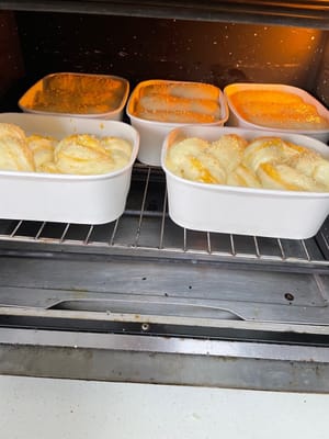 小餐包用180°C上下火,放最底层烤,8分钟的时候盖锡纸,总共烤12分钟。
240g的大面包也是180°C,烤18分钟,同样在8分钟的时候盖锡纸,出炉后再刷一层黄油,亮闪闪的超有食欲!