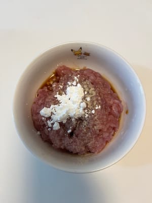 ボウルに塩、醤油、白コショウ、砂糖、コーンスターチを加えます。