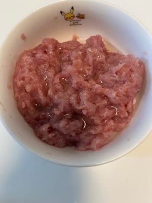 よく混ぜ、さらに油を加えてよく混ぜ続けます