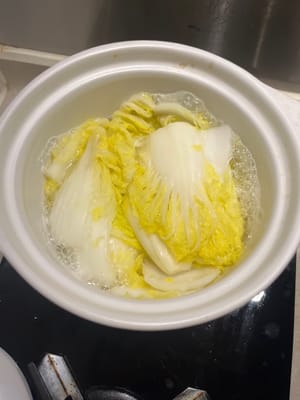 鍋に熱湯を入れ、キャベツを入れて柔らかくなるまで煮る