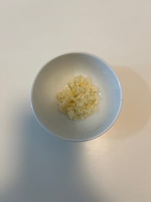 ニンニクを刻む