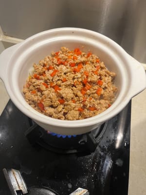 70％まで火が通るまで炒めたひき肉を加え、キャベツの上に広げます。