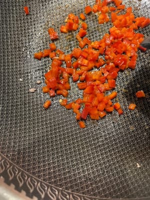 鍋熱倒入紅椒落少少鹽炒至5成熟