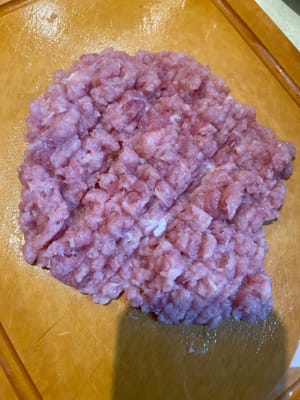 豚肉を切る