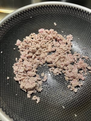 次に、赤身肉が70%ほど火が通るまで炒めます。