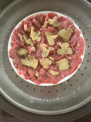 お湯が沸騰したら、お皿を蒸し器にのせ、3分間蒸します。