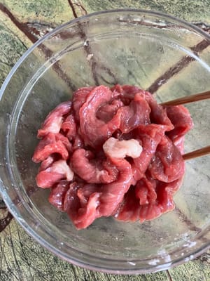 牛肉に砂糖、片栗粉、醤油、油を加えて味付けし、30分ほど置いておきます。
